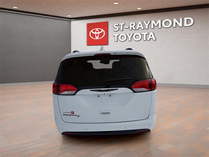 chrysler Pacifica 2018 - 17