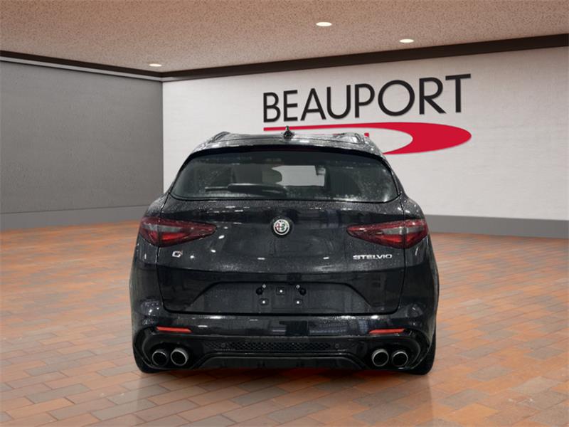 alfa romeo Stelvio 2022 - 4