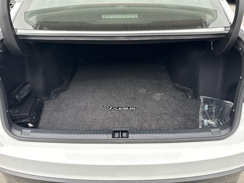 lexus IS 300 2025 - 27
