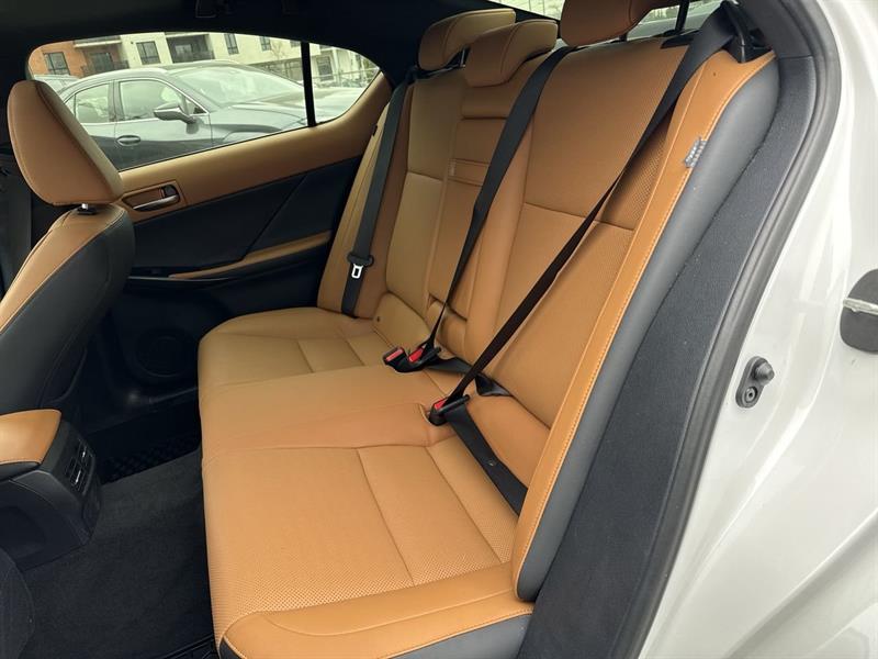 lexus IS 300 2022 - 26