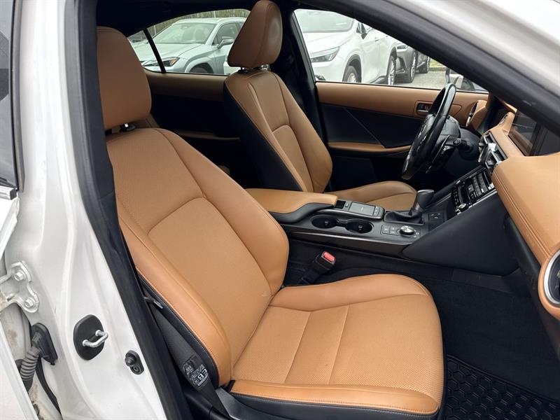 lexus IS 300 2022 - 28
