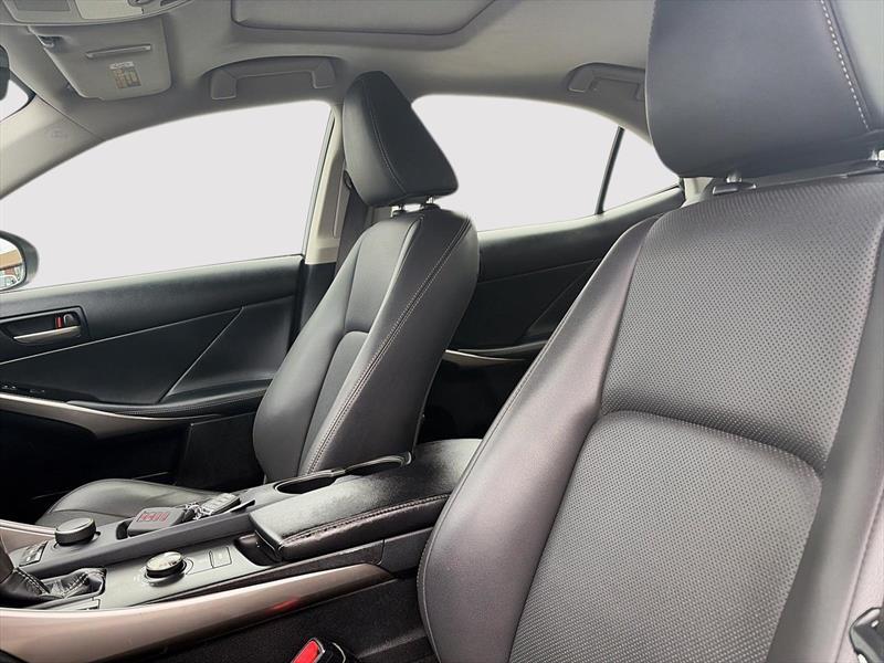 lexus IS 300 2017 - 10