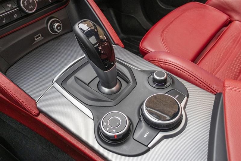 alfa romeo Stelvio 2018 - 24