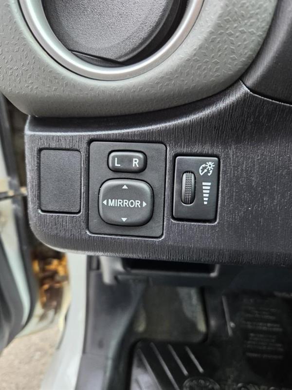 2014 Toyota Yaris - Image 17