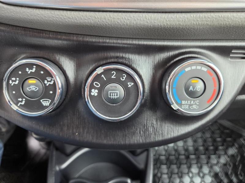 2014 Toyota Yaris - Image 20