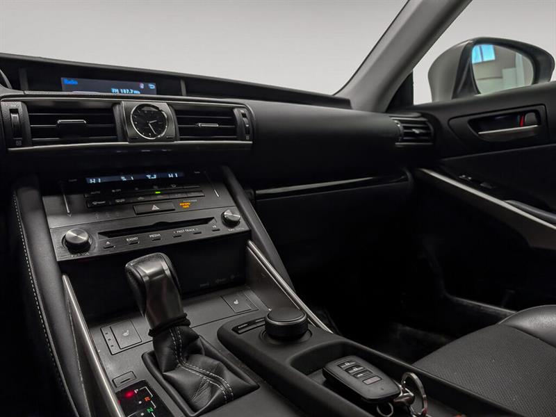 lexus IS 300 2017 - 9