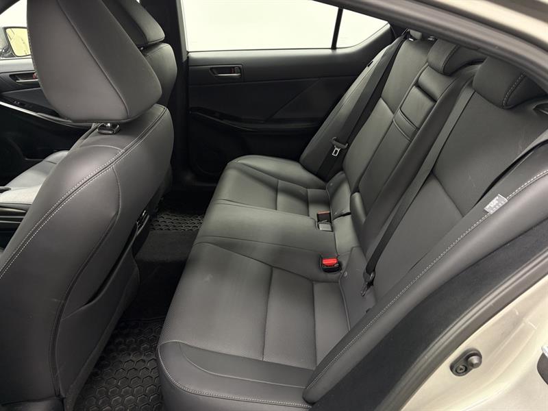 lexus IS 2021 - 32