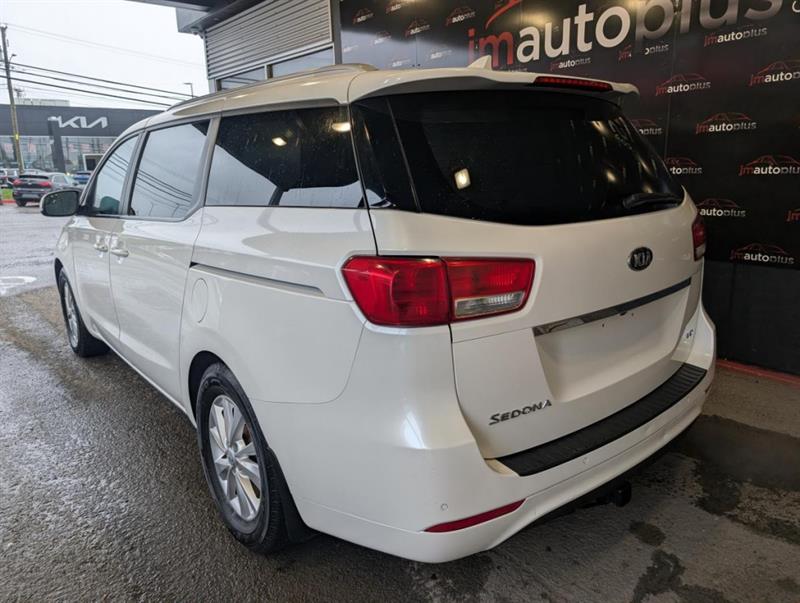 kia Sedona 2016 - 11