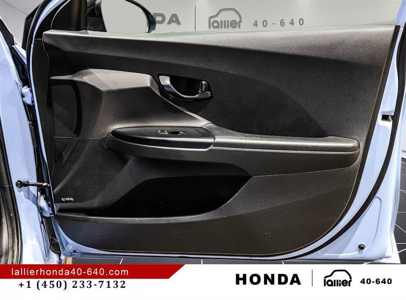 2022 Hyundai Veloster - Image 17