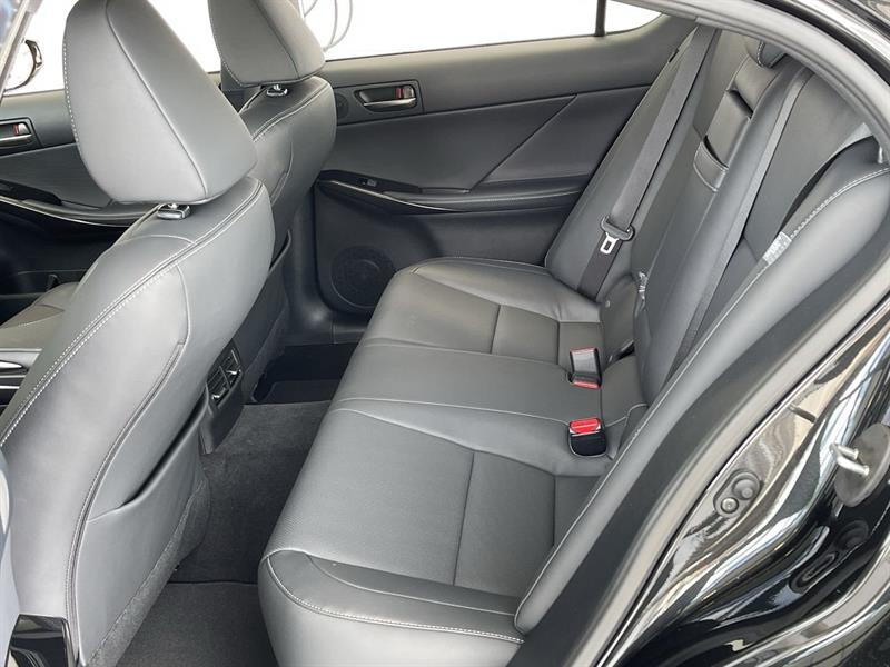 lexus IS 300 2023 - 31