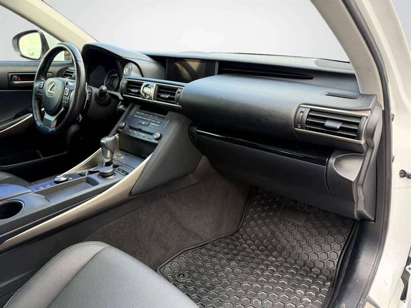 lexus IS 2019 - 16