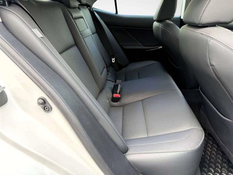 lexus IS 2019 - 17