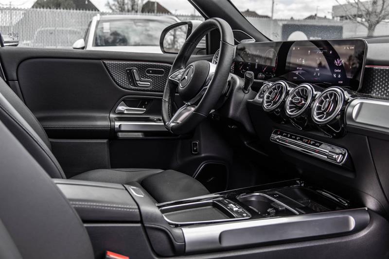 2025 Mercedes-Benz GLB - Image 42