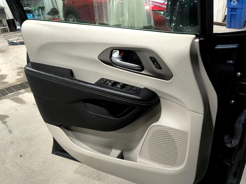 chrysler Pacifica 2021 - 17
