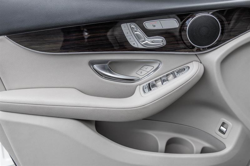 mercedes-benz GLC300 2019 - 17