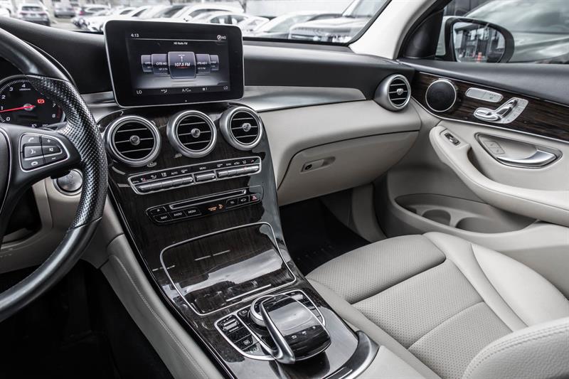 mercedes-benz GLC300 2019 - 25
