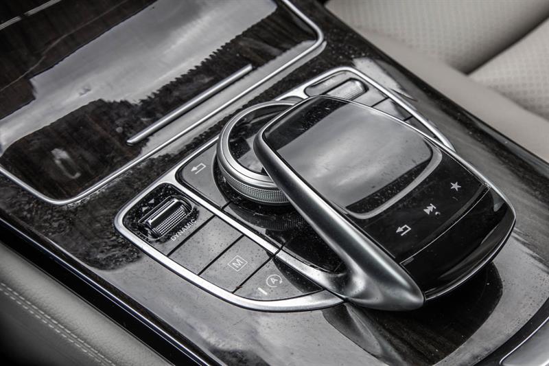 mercedes-benz GLC300 2019 - 29