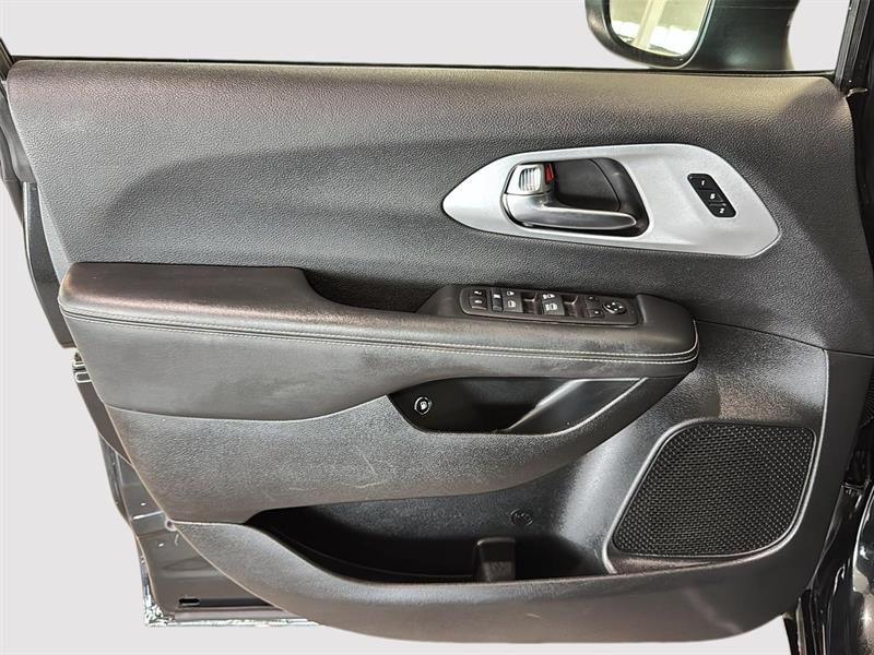 chrysler Pacifica Hybrid 2023 - 14
