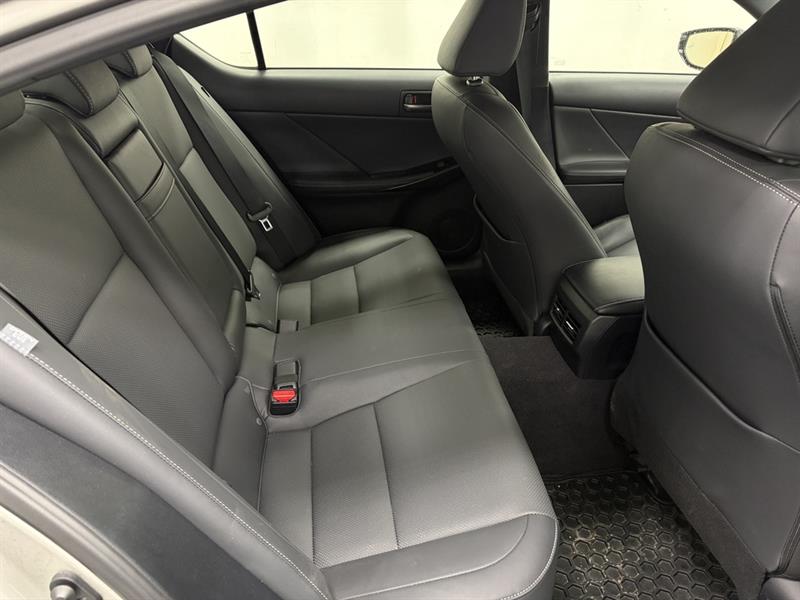 lexus IS 2021 - 33