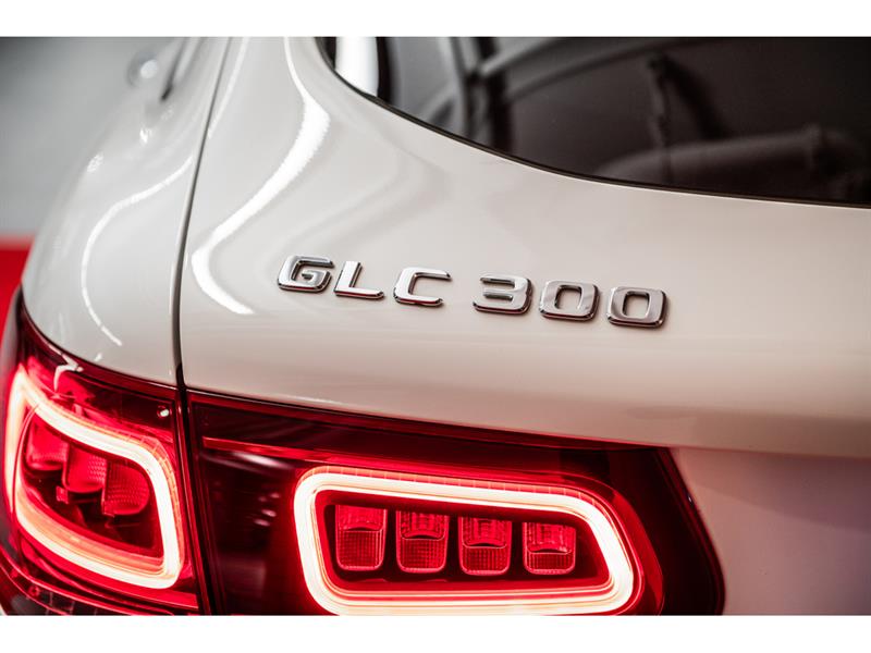 mercedes-benz GLC300 2022 - 8