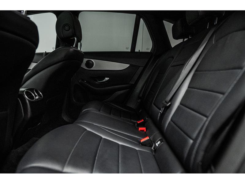 mercedes-benz GLC300 2022 - 27
