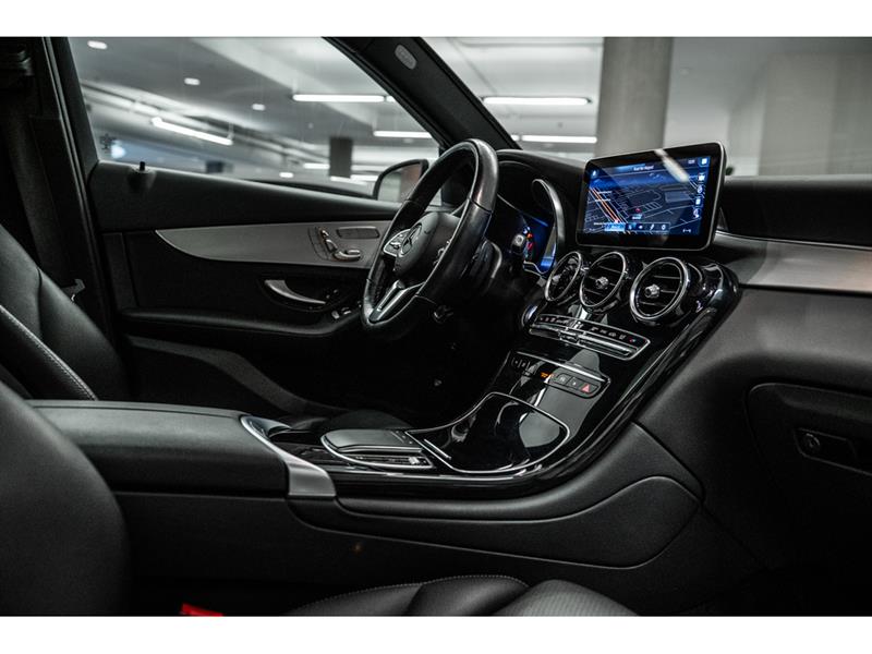 mercedes-benz GLC300 2022 - 31