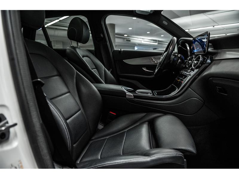 mercedes-benz GLC300 2022 - 32