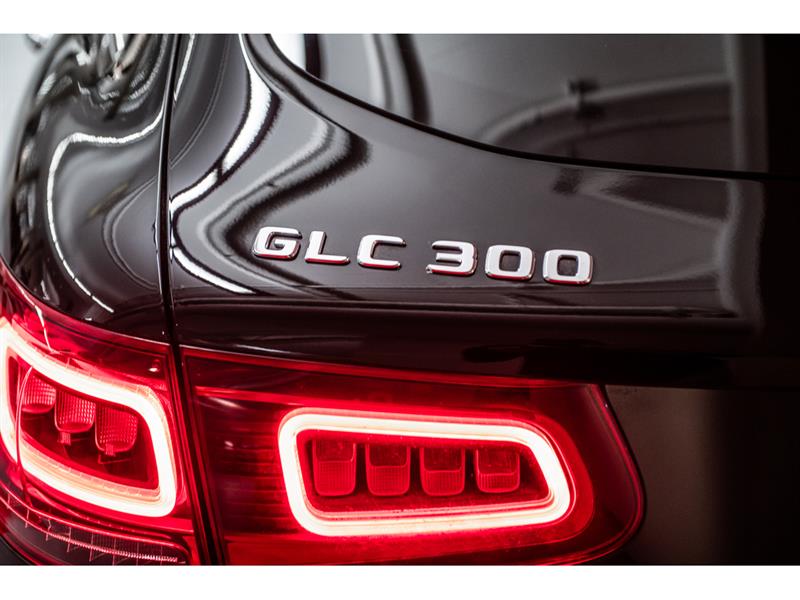 mercedes-benz GLC300 2022 - 8