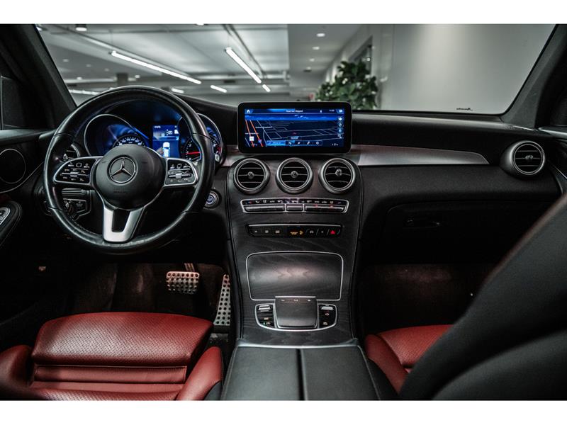 mercedes-benz GLC300 2022 - 27