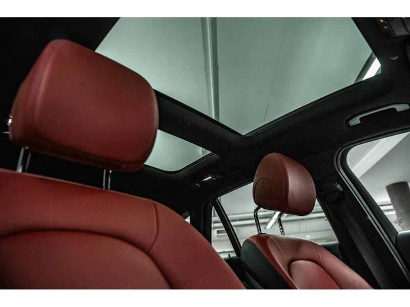 mercedes-benz GLC300 2022 - 32