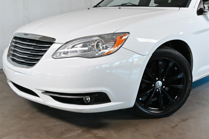 2013 Chrysler 200 - Image 2
