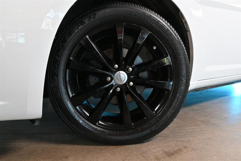 2013 Chrysler 200 - Image 3