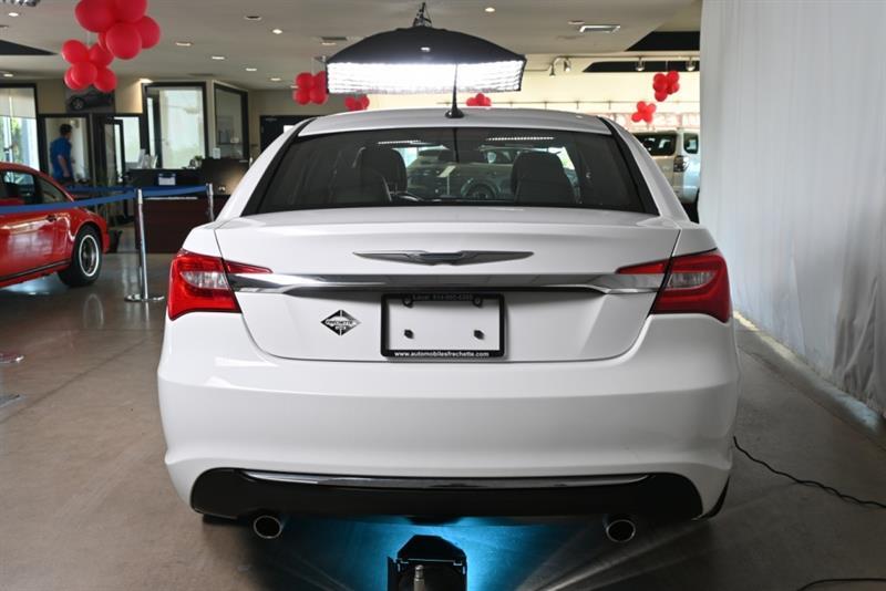 2013 Chrysler 200 - Image 9