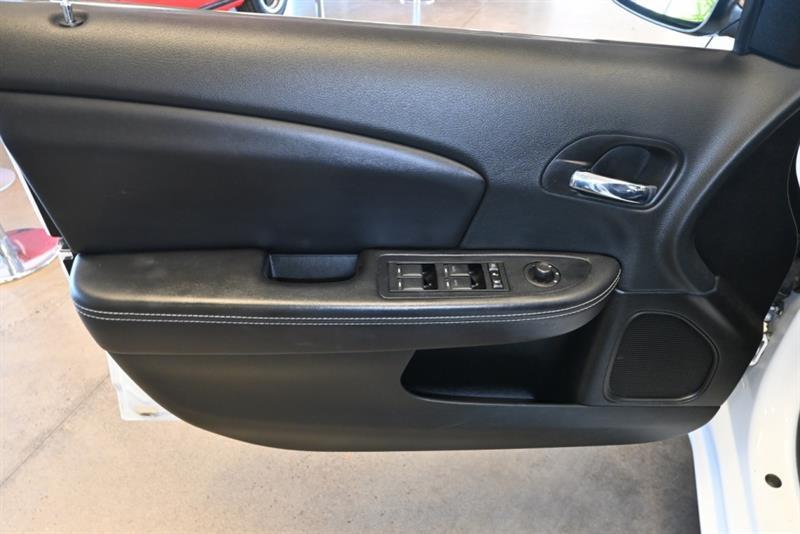 2013 Chrysler 200 - Image 10
