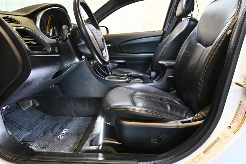 2013 Chrysler 200 - Image 13