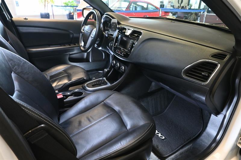 2013 Chrysler 200 - Image 26