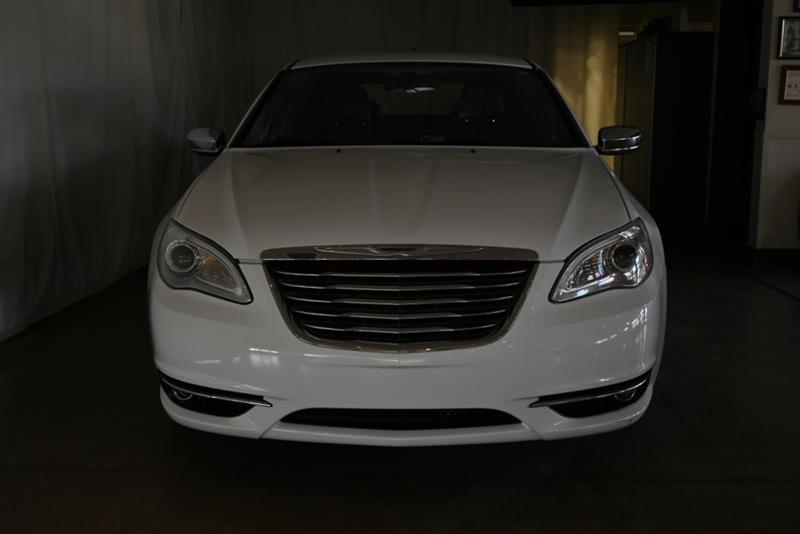 2013 Chrysler 200 - Image 30