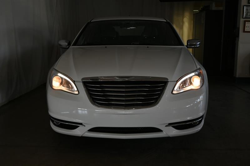 2013 Chrysler 200 - Image 31