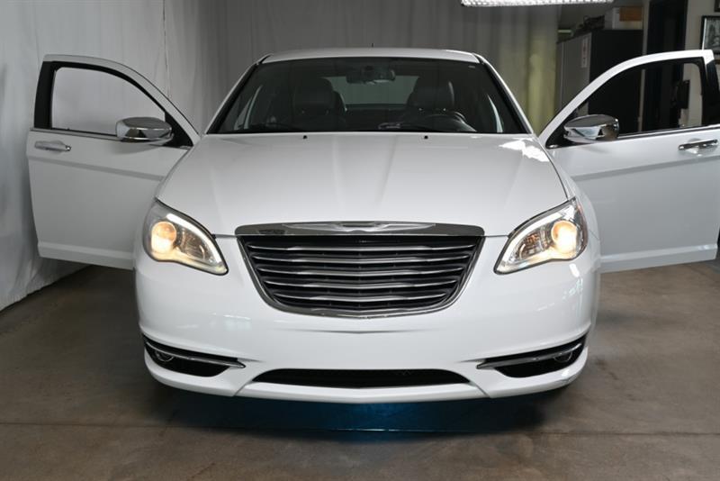 2013 Chrysler 200 - Image 33