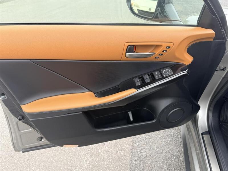 lexus IS 300 2021 - 11