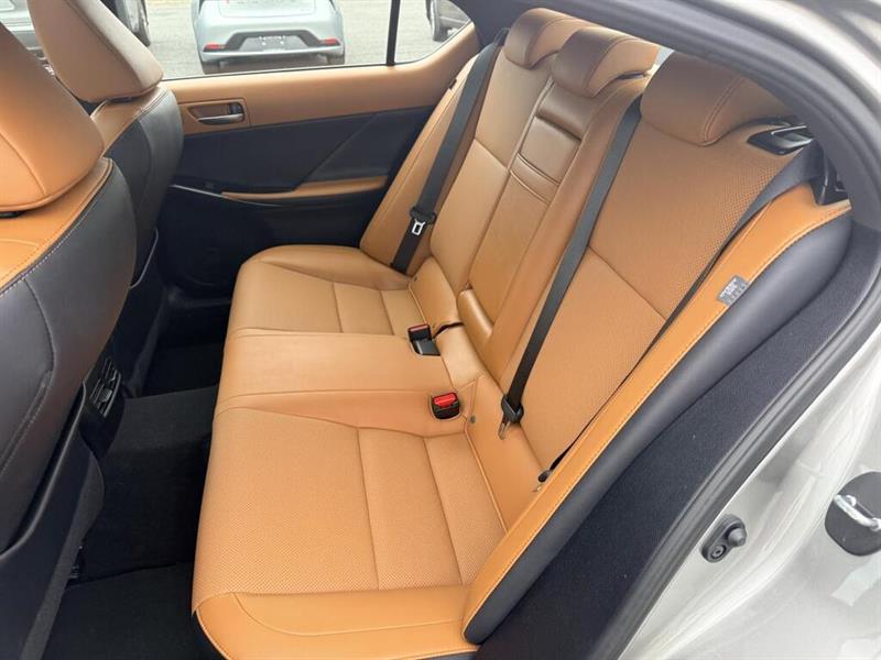 lexus IS 300 2021 - 13