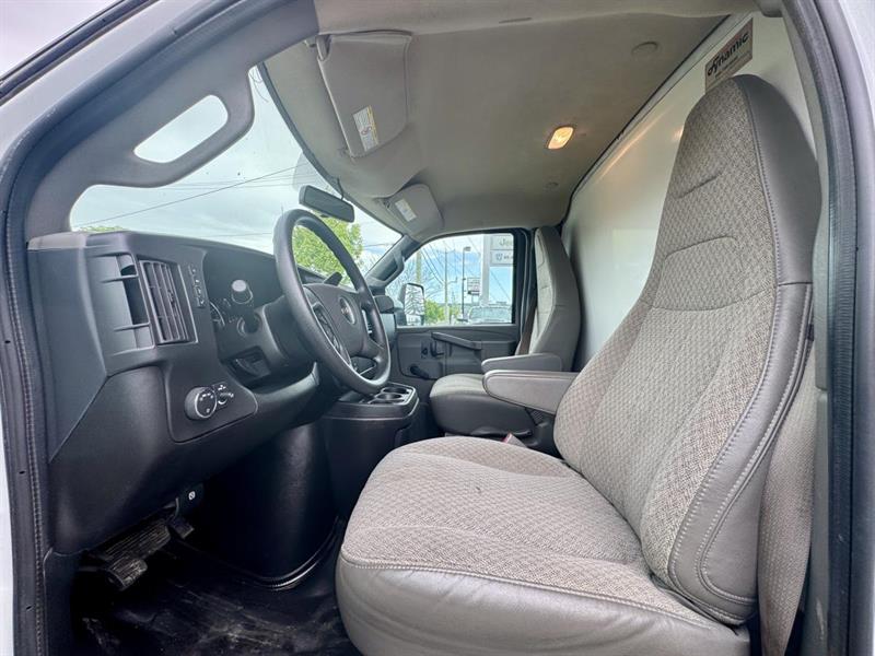 gmc Savana 3500 Cutaway Van 2023 - 12