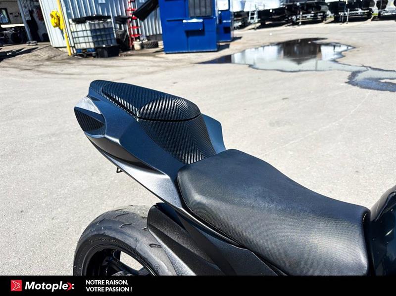 suzuki GSX-R750 BLACK 2013 - 4