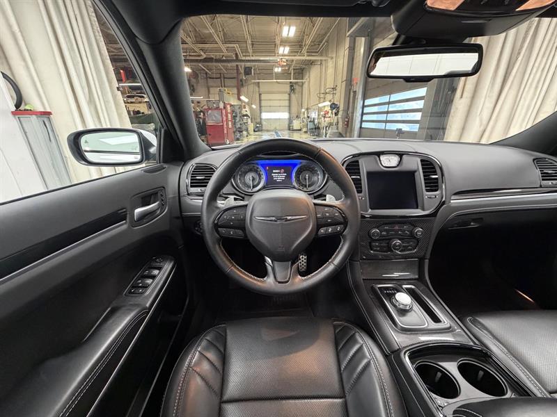 chrysler 300c 2023 - 13