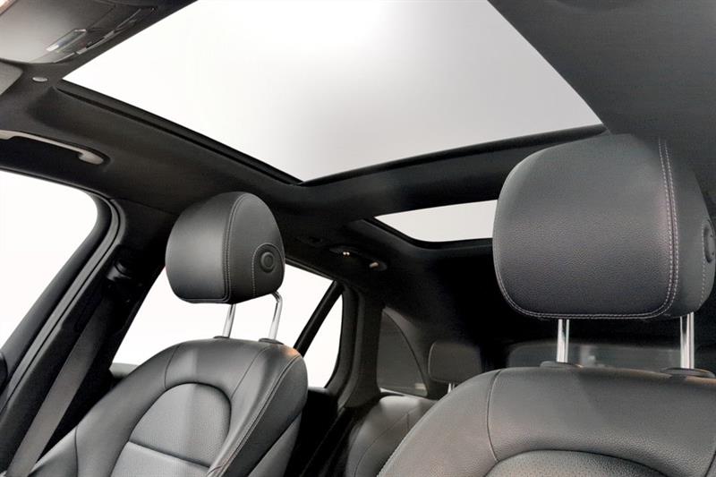 mercedes-benz GLC300 2022 - 11
