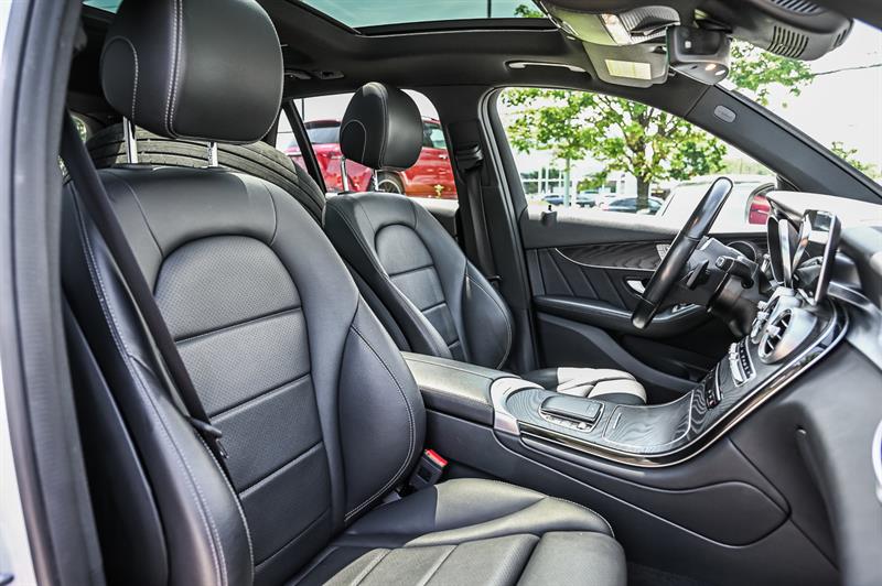 mercedes-benz GLC300 2022 - 31