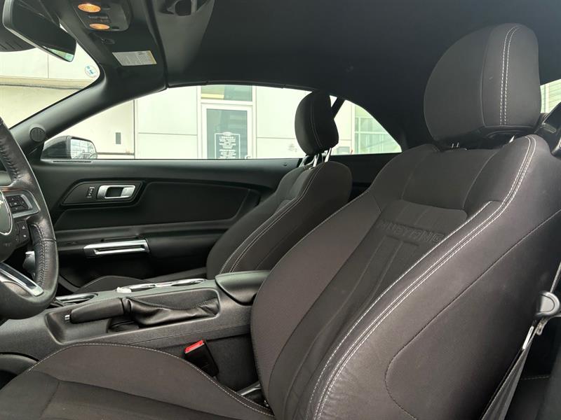 ford Mustang Convertible 2022 - 13