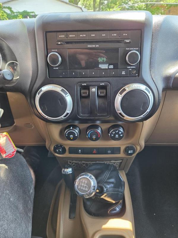 2011 Jeep Wrangler - Image 18