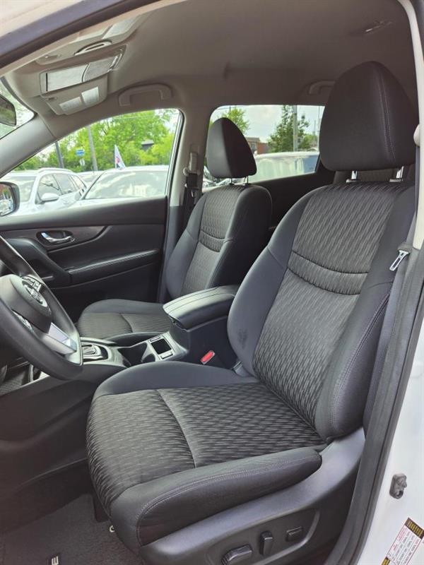 2017 Nissan Rogue - Image 16