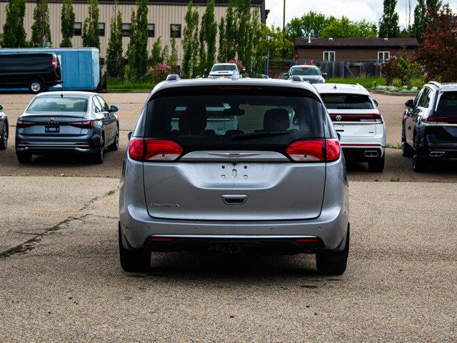 chrysler Pacifica 2017 - 12